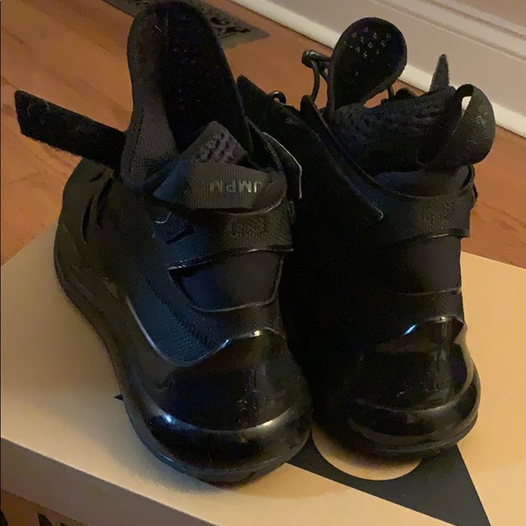 Women’s Jordan Air Latitude 720 - Picture 4 of 8